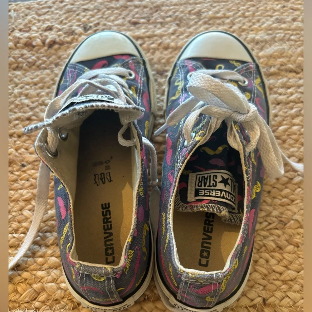 Converse Unisex Chuck‎ Taylor mustache Youth size 1.5 rare